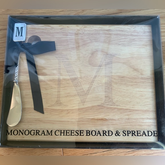 “M” Monogram Cheese Board & Spreader. NWT, in box. - Picture 4 of 7